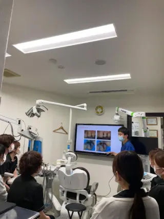 こんにちは！昨日はスタッフ揃ってミーティングを行いました！院長による講義で、治療に対する理解を深める機会となりました。

#まつもと歯科#岡町#歯科衛生士#院内ミーティング#予防歯科#インプラント